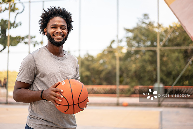 男人手持篮球图片素材
