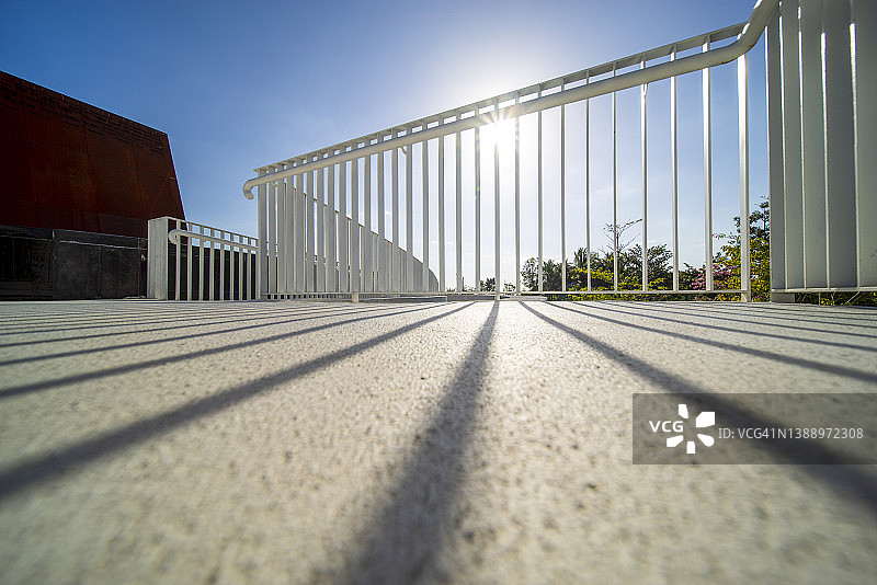 平台后的栏杆图片素材