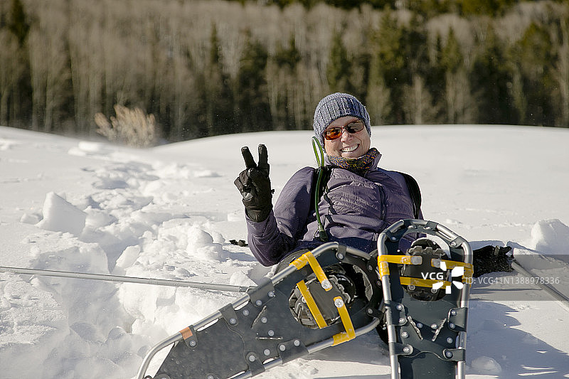 老年人参加的户外冬季雪鞋运动图片素材