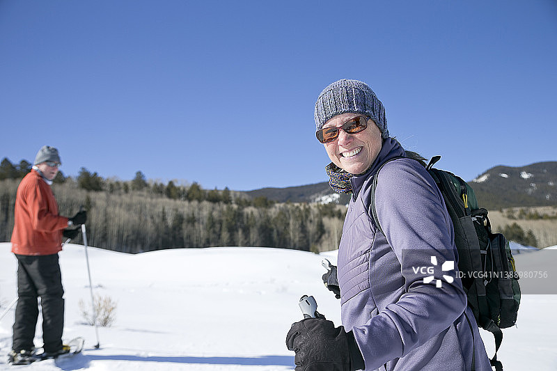 老年人参加的户外冬季雪鞋运动图片素材