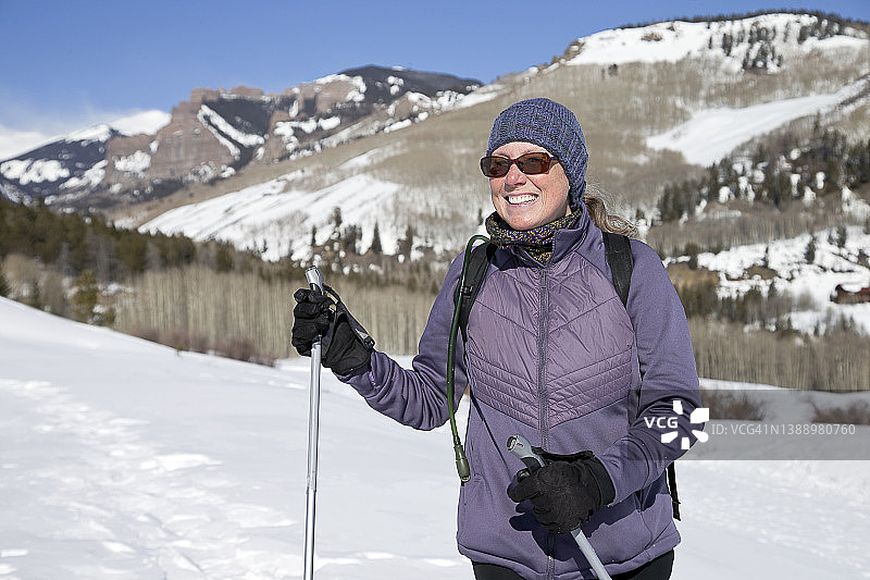 老年人参加的户外冬季雪鞋运动图片素材