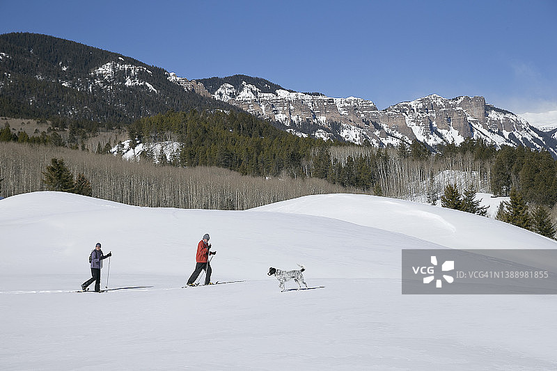老年人参加的户外冬季雪鞋运动图片素材