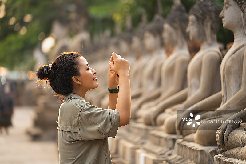 女游客在泰国曼谷附近的大城府观赏崖差蒙空寺图片素材