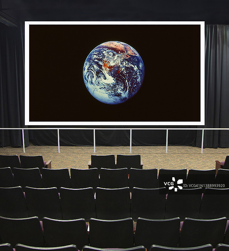 小型放映室里的地球影像图片素材