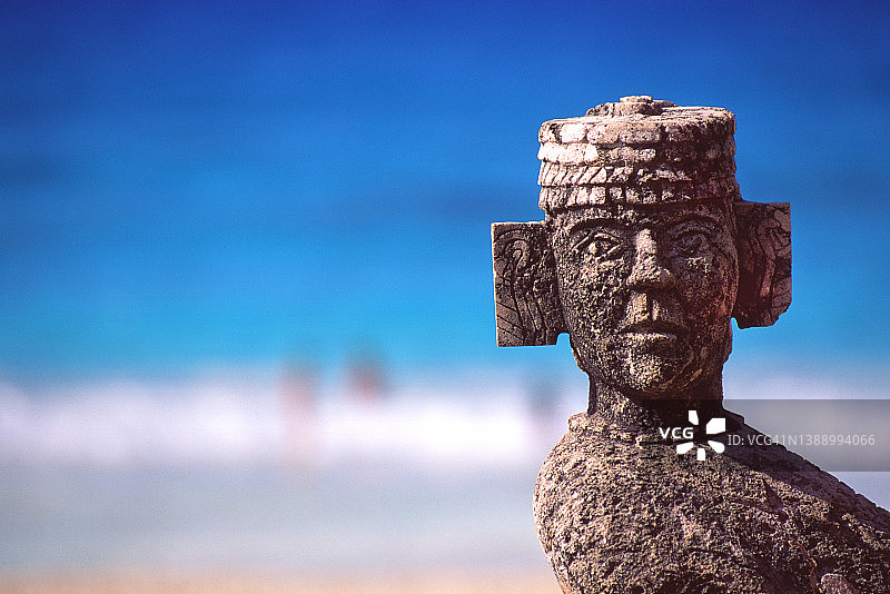 坎昆海滩附近的查克莫雕塑图片素材
