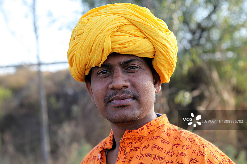 男人户外站立肖像图片素材