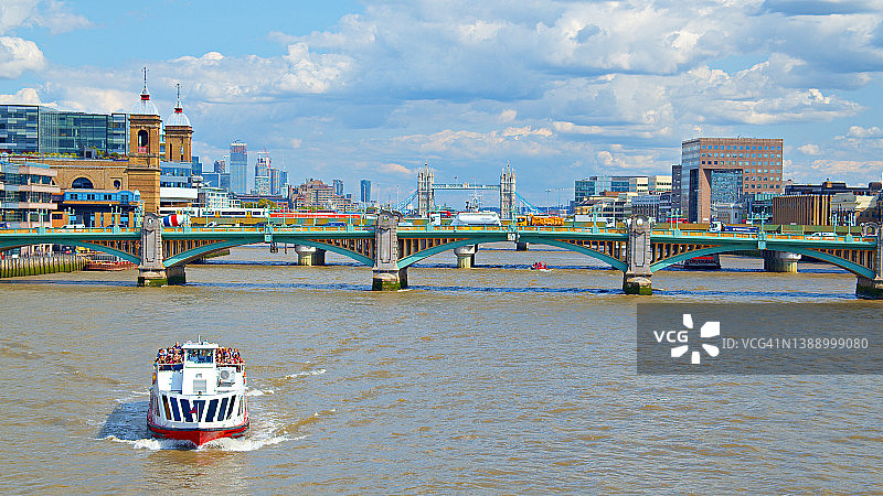 伦敦桥：市中心观光船图片素材