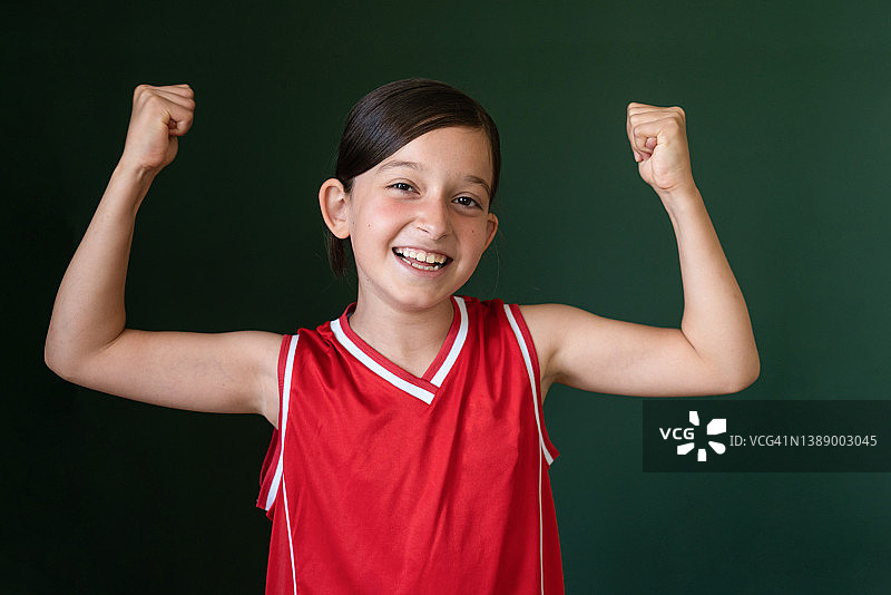 可爱的十几岁女孩篮球运动员的肖像图片素材