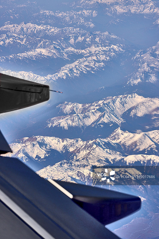 飞机舷窗外的阿尔卑斯山图片素材