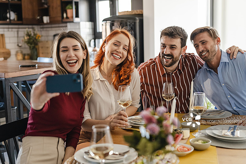 朋友们微笑自拍图片素材