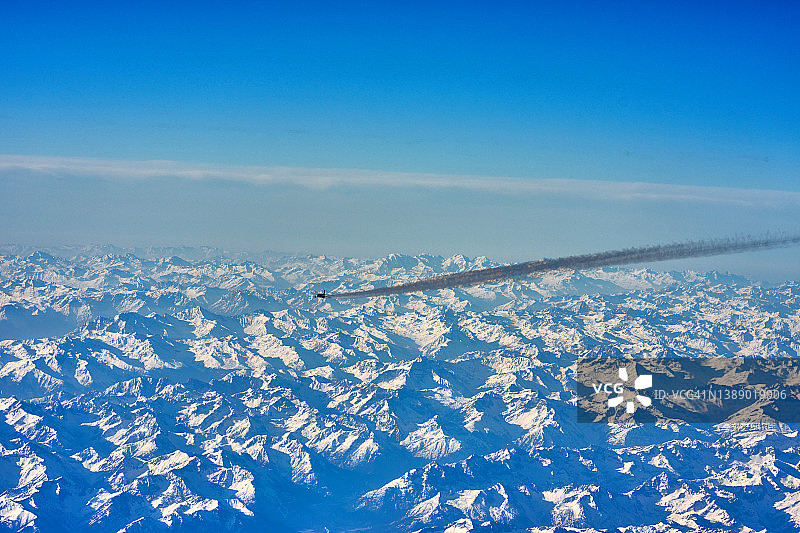 飞机舷窗外的阿尔卑斯山图片素材