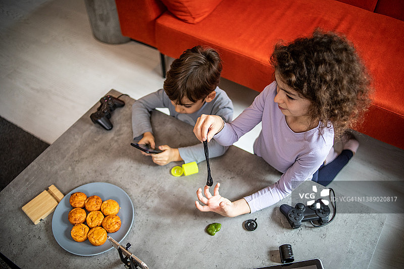 我们两个很时尚，为同龄人拍摄视频博客图片素材
