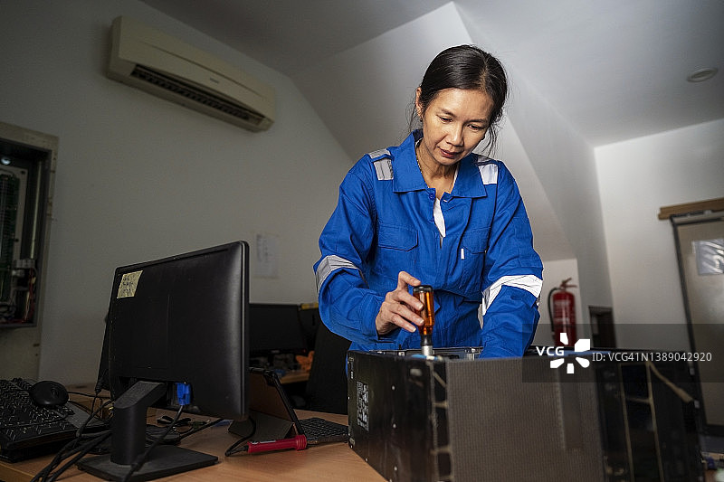 电脑工程师组装台式电脑图片素材