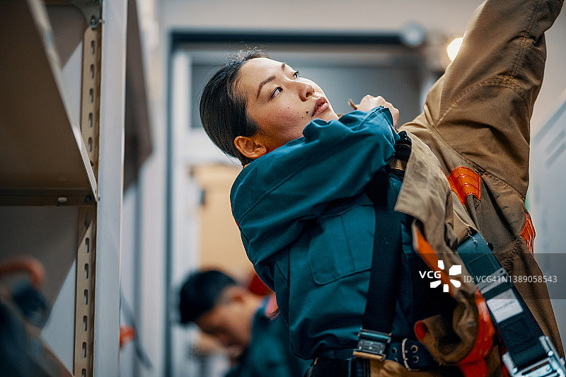 女消防员穿戴防护装备图片素材
