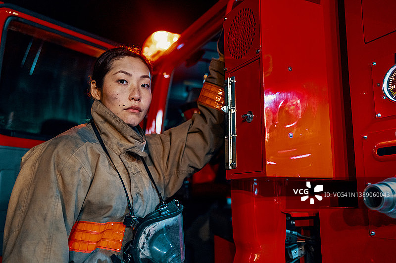 佩戴防护装备的女消防员肖像图片素材