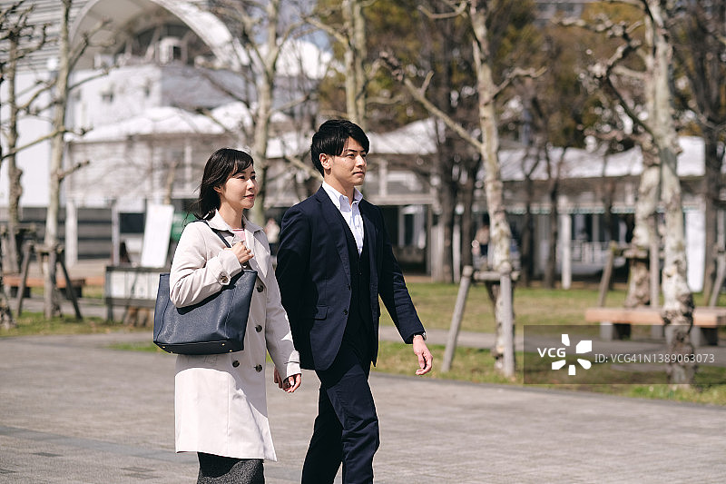 同事在街上行走图片素材