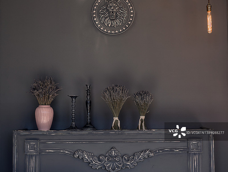 粉色花瓶中的一束干薰衣草，灰色墙壁背景图片素材