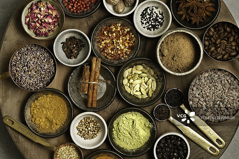 木板上的彩色香草和香料图片素材