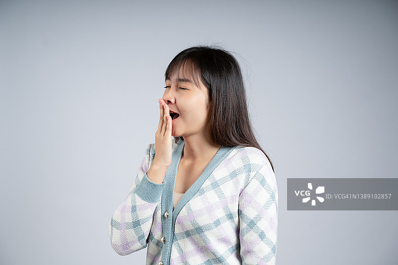 白人女性张开手掌，面带微笑，展示某物图片素材