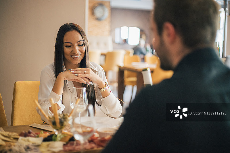 快乐的年轻夫妇图片素材