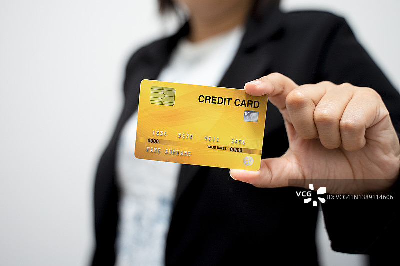 手持信用卡的女人图片素材