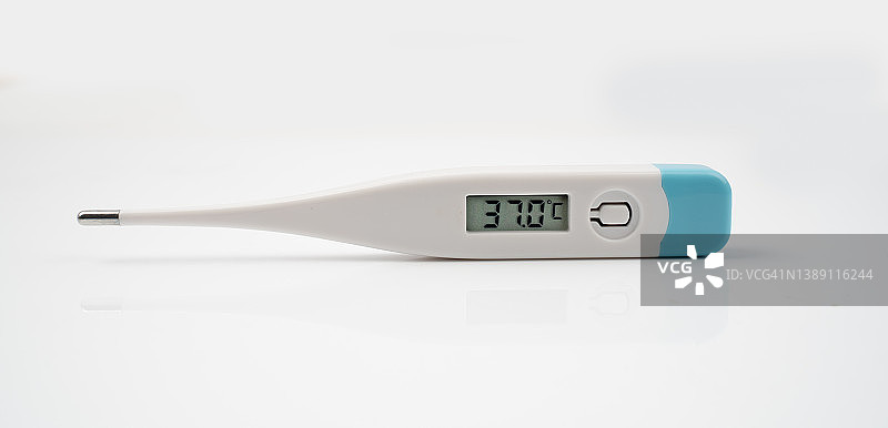 白色背景上的电子医用体温计，数字体温计俯视图图片素材