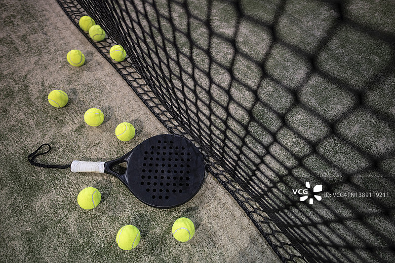 球场上的板式网球球拍和球图片素材
