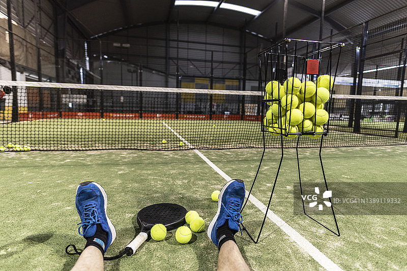 桨板网球课后休息的男人图片素材