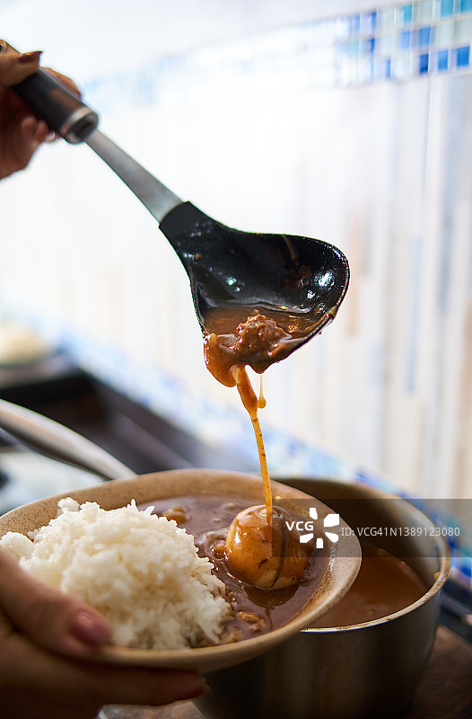 将日式咖喱酱汁淋在煮鸡蛋上图片素材