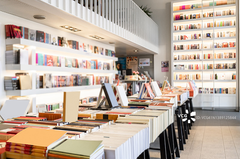 走进满是书籍的书店，让生活更美好图片素材