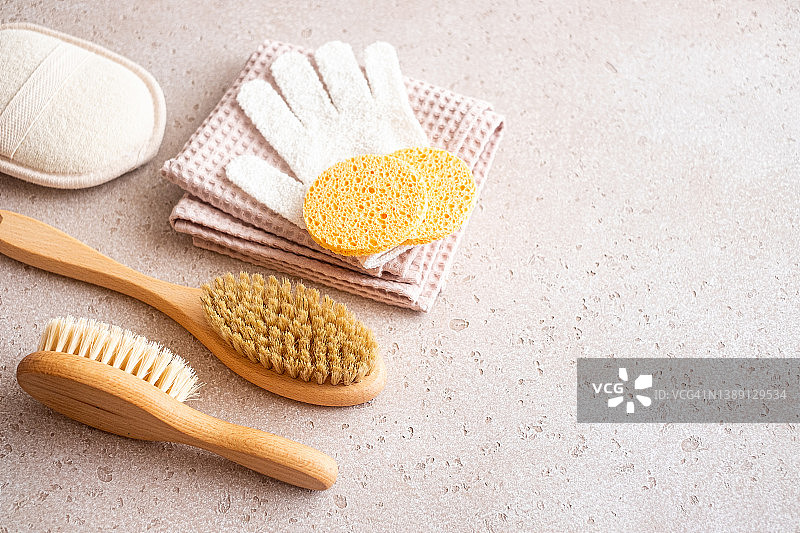 家用SPA零浪费理念：木质身体刷特写图片素材