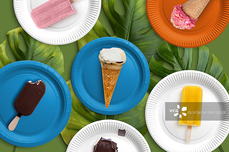 夏季绿色背景冰棒和冰淇淋俯视图图片素材