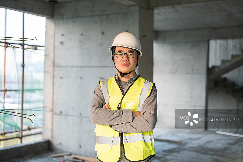 交叉双臂的建筑工程师正面肖像图片素材