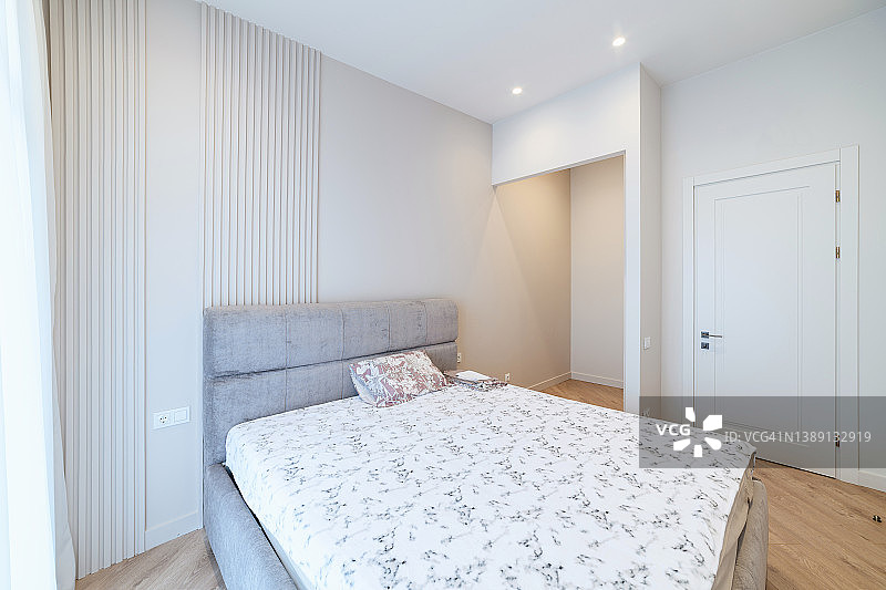 明亮房间内的大床图片素材