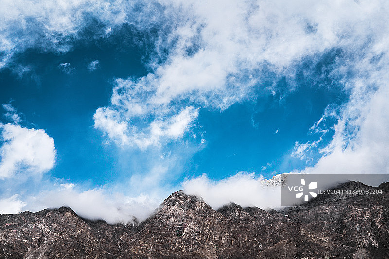 云雾缭绕的山景图片素材