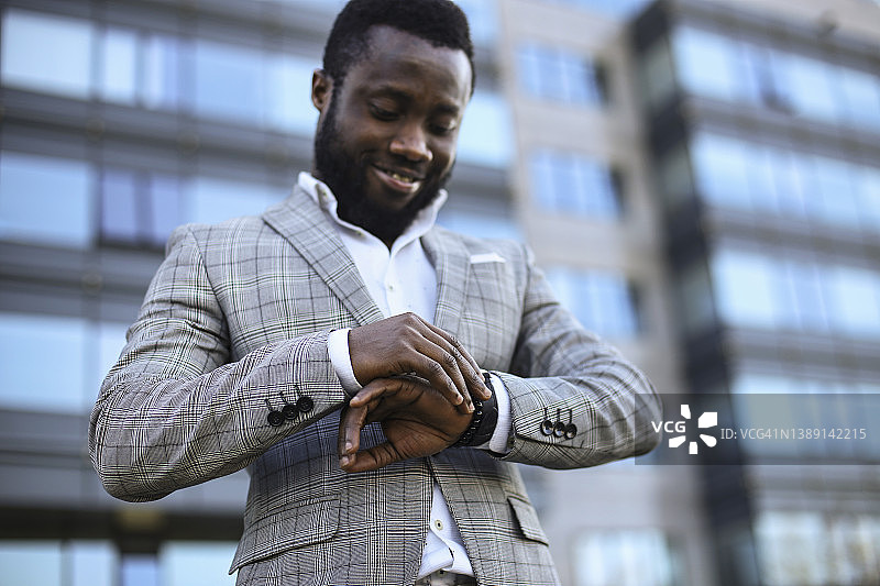 查看时间的非洲商人图片素材