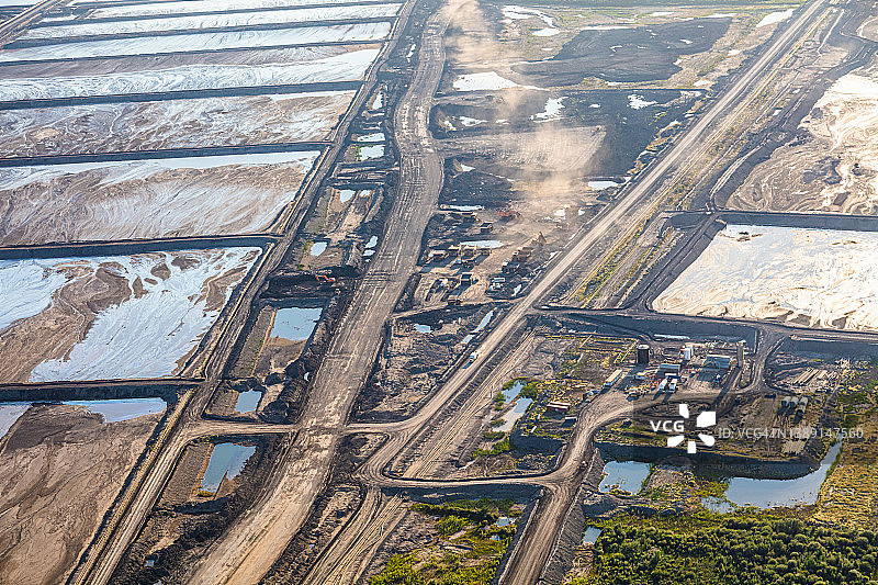 阿萨巴斯卡油砂和尾矿池航拍图片素材