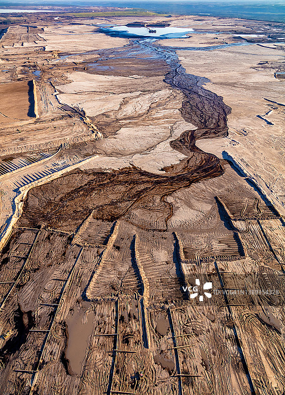 加拿大艾伯塔省麦克默里堡油砂露天矿航拍图片素材