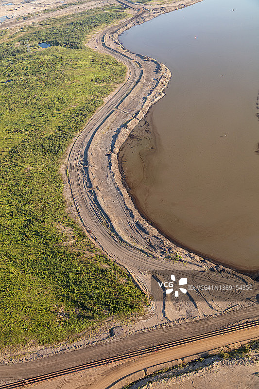阿萨巴斯卡尾矿池油水混合航拍图片素材