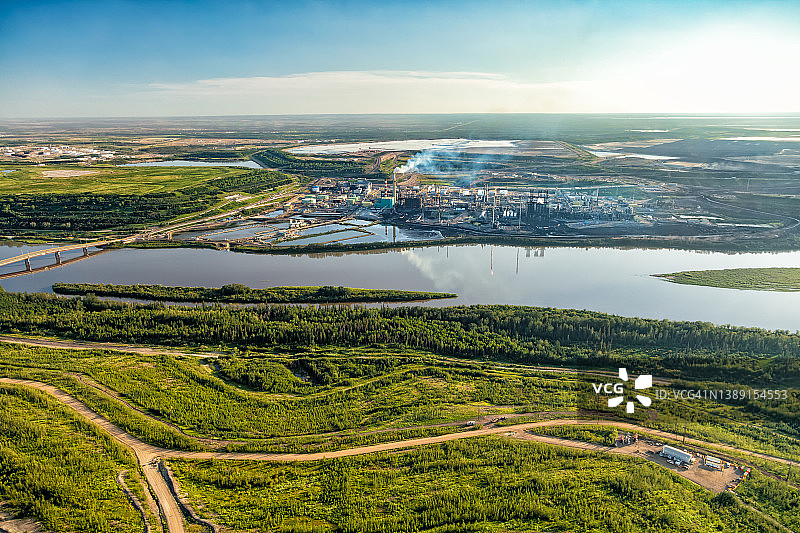 麦克默里堡石油化工厂俯瞰图片素材