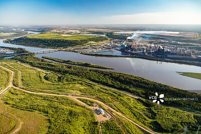 阿萨巴斯卡河油砂油厂的航拍景观图片素材