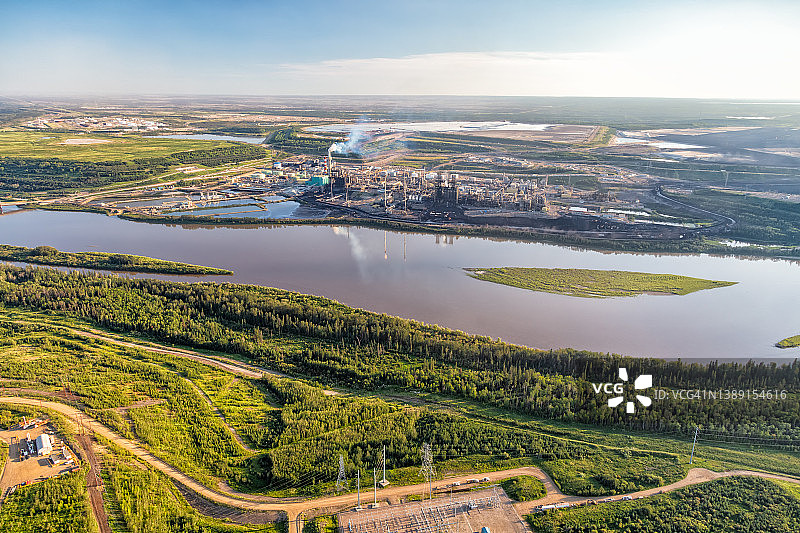 麦克默里堡附近石化炼油厂航拍图片素材