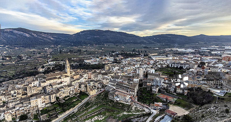 日落时分，山上中世纪建筑村庄房屋的鸟瞰图。博凯伦特镇。图片素材
