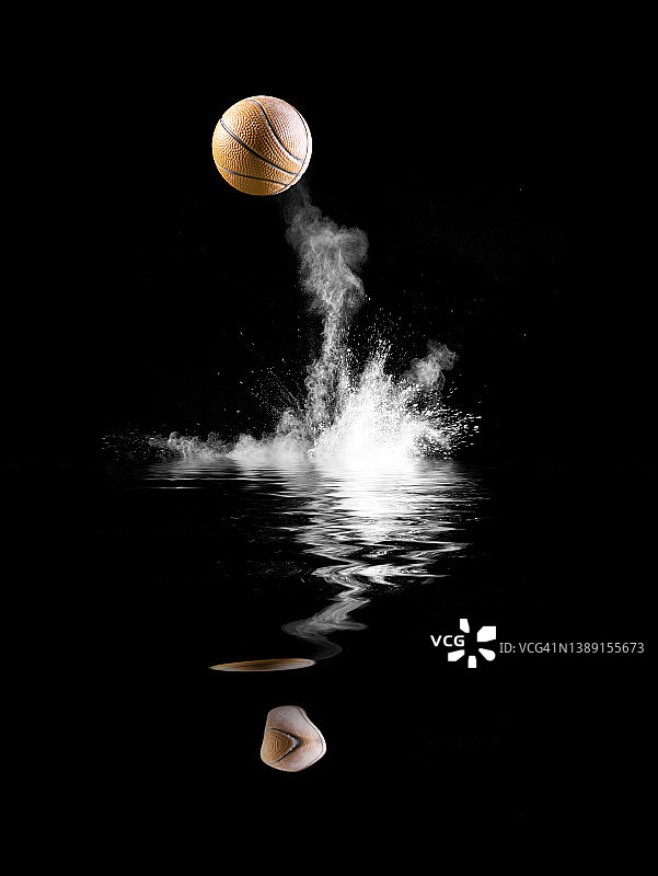 篮球在陆地和粉末表面上的撞击和反弹在水中反射图片素材