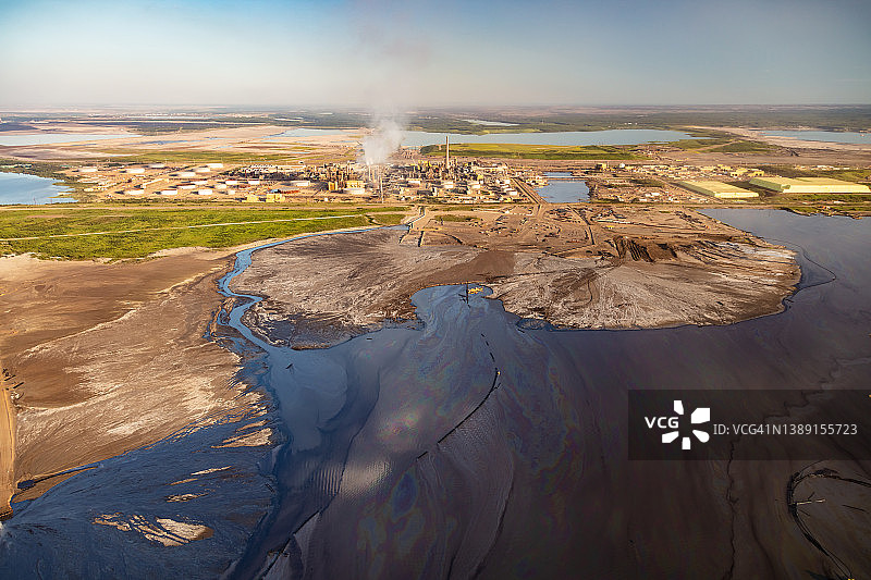 炼油厂附近的有毒尾矿库鸟瞰图图片素材