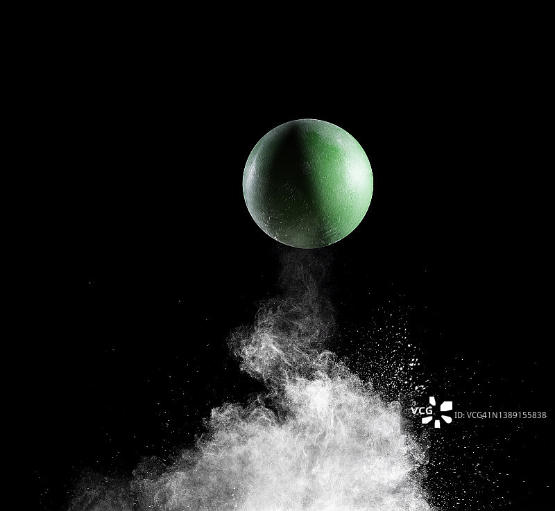 玩具球撞击地面粉末的瞬间图片素材