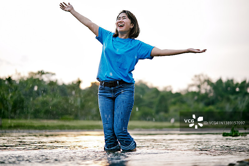 年轻漂亮女人的生活写真图片素材