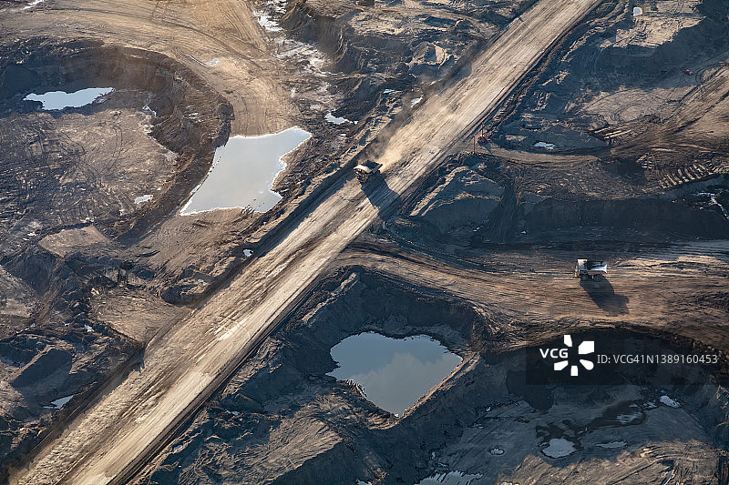 加拿大艾伯塔省麦克默里堡油砂露天矿航拍图片素材