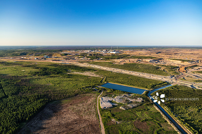 加拿大艾伯塔省麦克默里堡油砂露天矿航拍图片素材