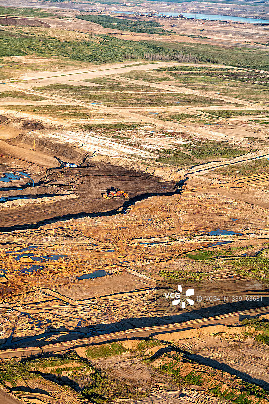 油砂工业露天矿区鸟瞰图片素材